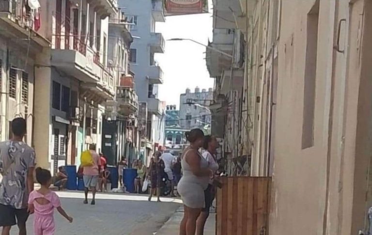 Vecinos en La Habana cierran las calles como protesta, llevan un mes sin agua