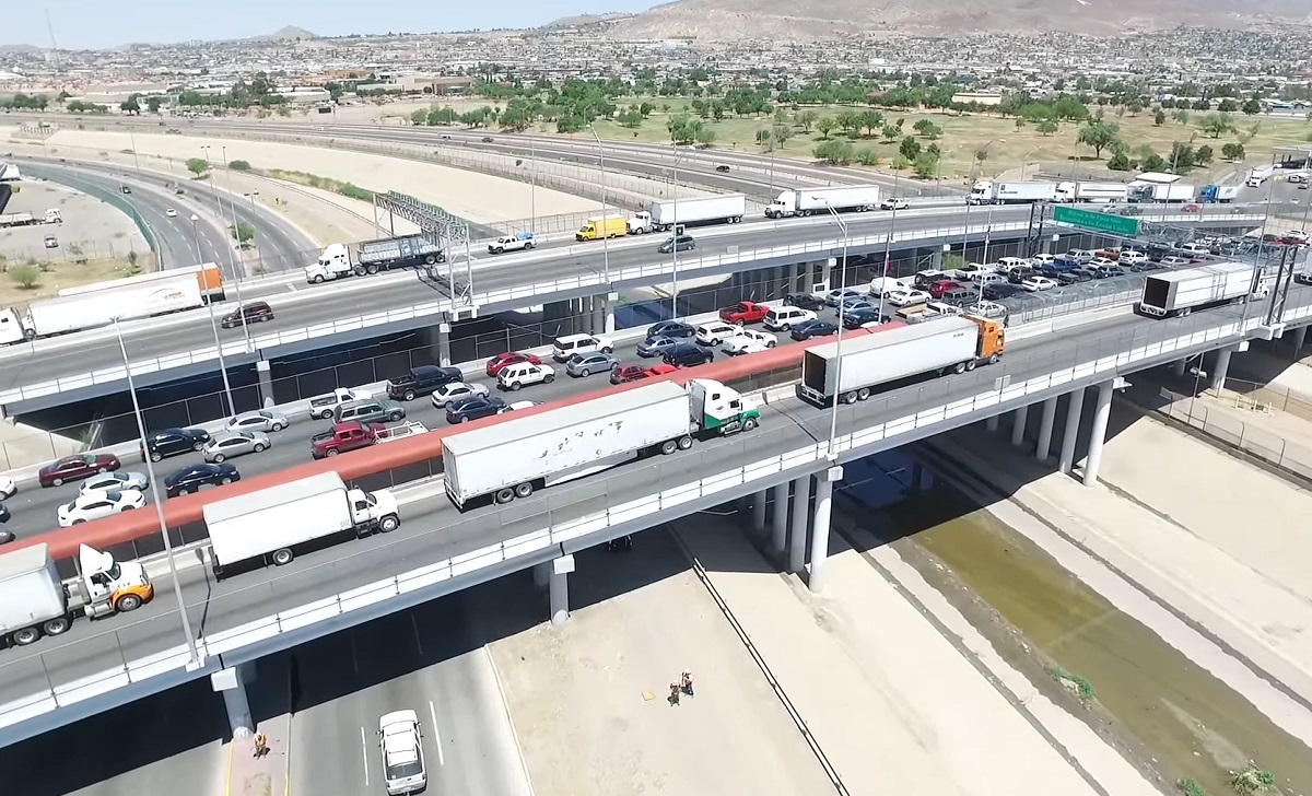 Elevado número de migrantes provoca el cierre de puente fronterizo en El Paso
