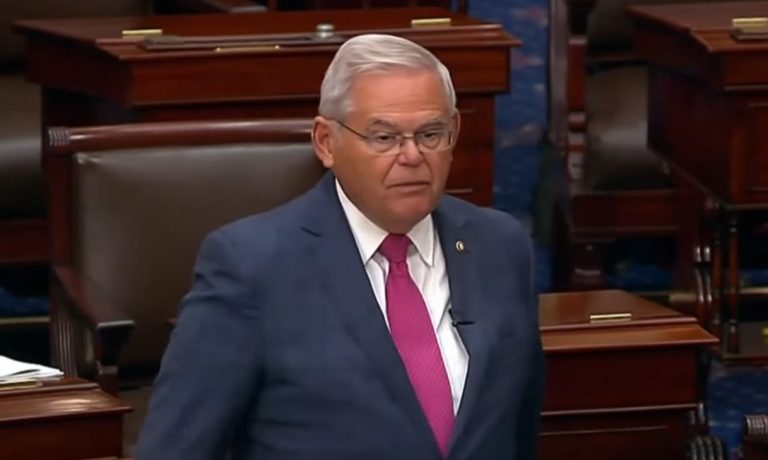 El senador cubanoamericano Bob Menéndez fue acusado de soborno