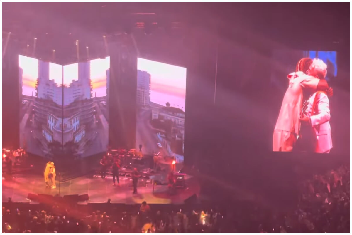 Yotuel Romero y Alejandro Sanz abrazados. (Captura de pantalla: Alexis Boentes Telemundo 51- YouTube)