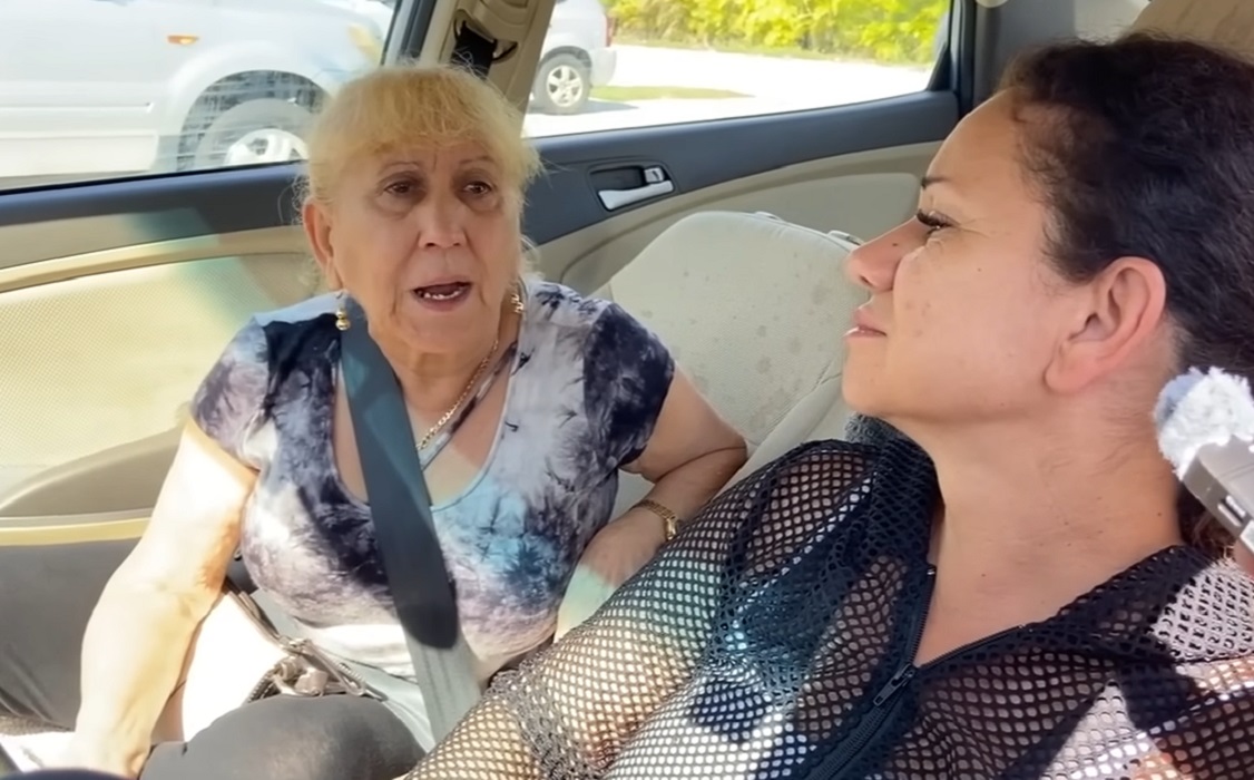 La abuela y la madre del joven cubanoamericano sostienen que la policía cometió un delito.