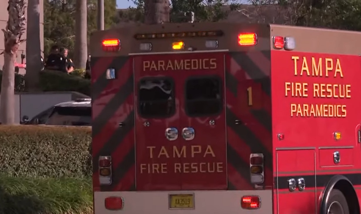 Vehículo de paramédicos en Tampa. (Captura de pantalla: 10 Tampa Bay-YouTube)