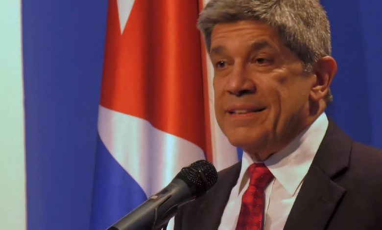 Vicecanciller castrista Carlos Fernández de Cossío. (Captura de pantalla © Cuba en Resumen-YouTube)