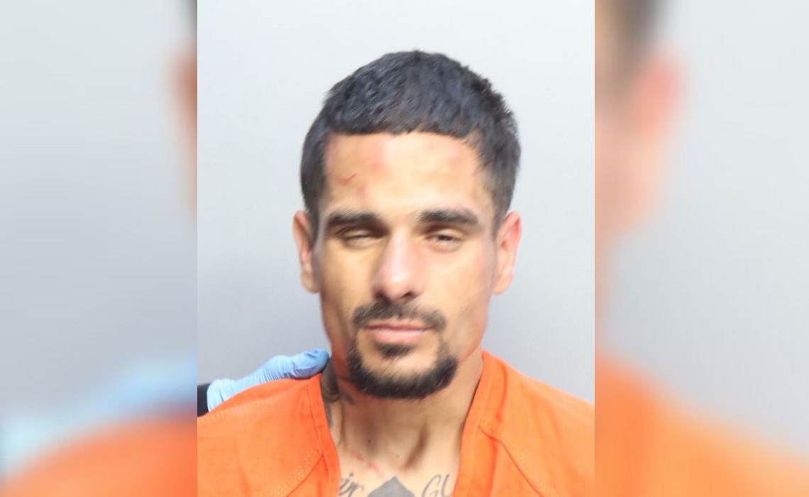 Cubano arrestado en Miami por intentar robar un auto con una niña dentro.