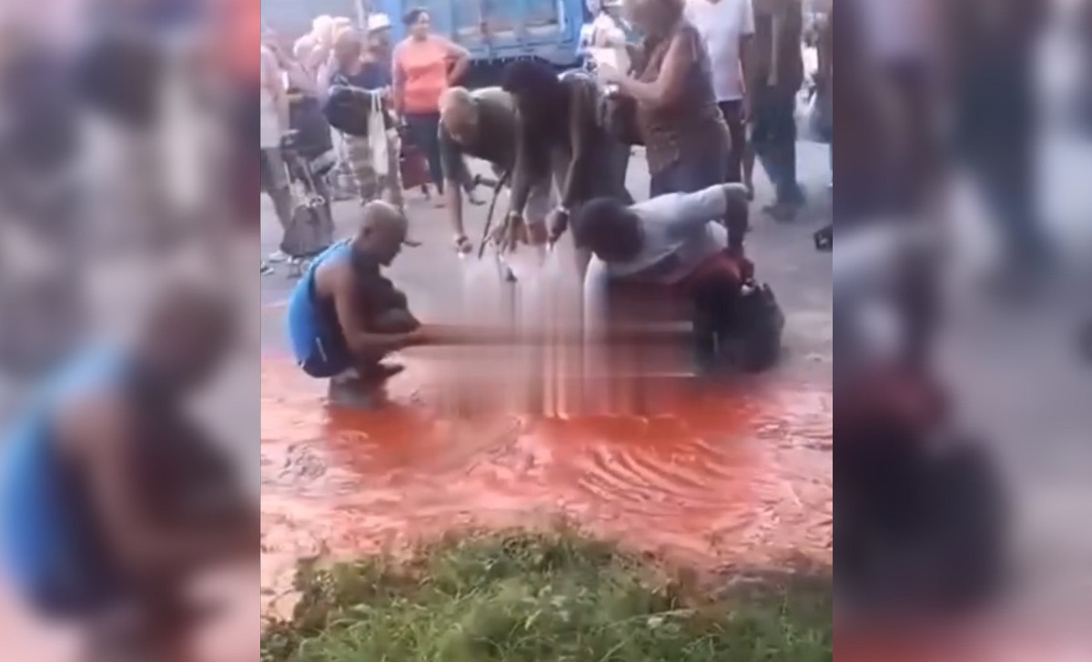 Cubanos recogen puré de tomate derramado en las calles de La Habana