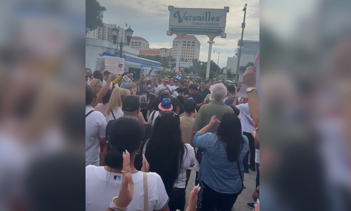Cubanos durante marcha en Miami-Dade. (Captura de pantalla: George Rguez-Twitter)