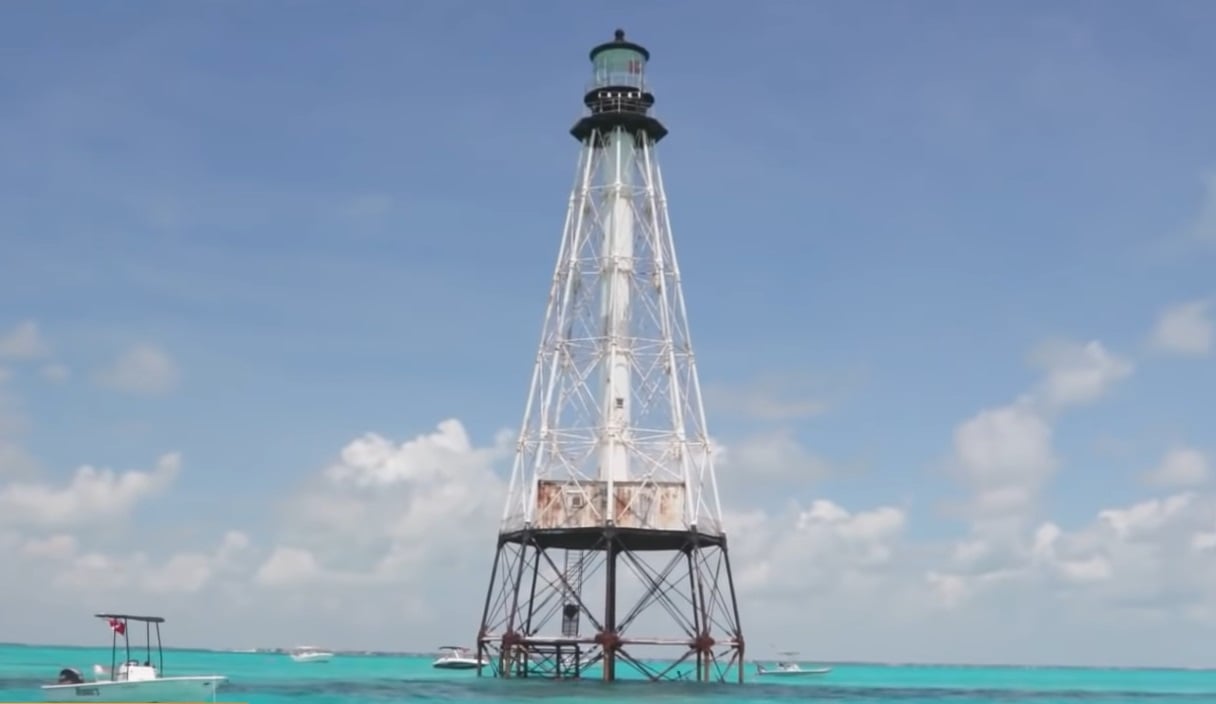 Florida: faro del arrecife Alligator vuelve a funcionar tras una década apagado
