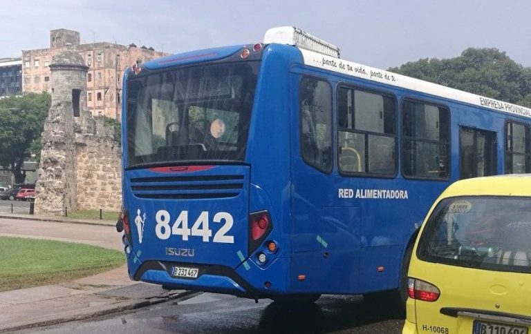 La Habana: cubano muere tras caer de la puerta de un ómnibus y ser atropellado