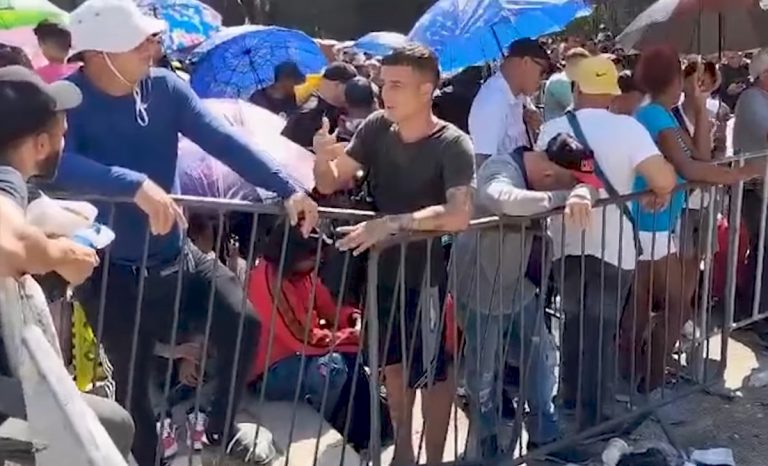 Migrantes cubanos varados en Chiapas se preparan para salir en caravana