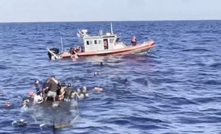 Balseros cubanos fueron rescatados mientras naufragaban cerca de Florida
