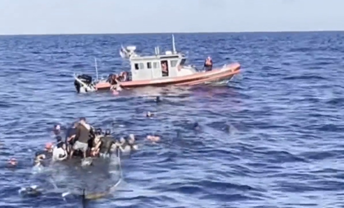 Balseros cubanos fueron rescatados mientras naufragaban cerca de Florida. (Captura de pantalla: WPLG Local 10 News-Twitter)