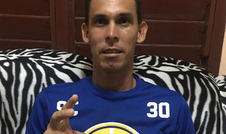 Joven en Holguín regresa 65.000 CUP que le enviaron por error desde Granma