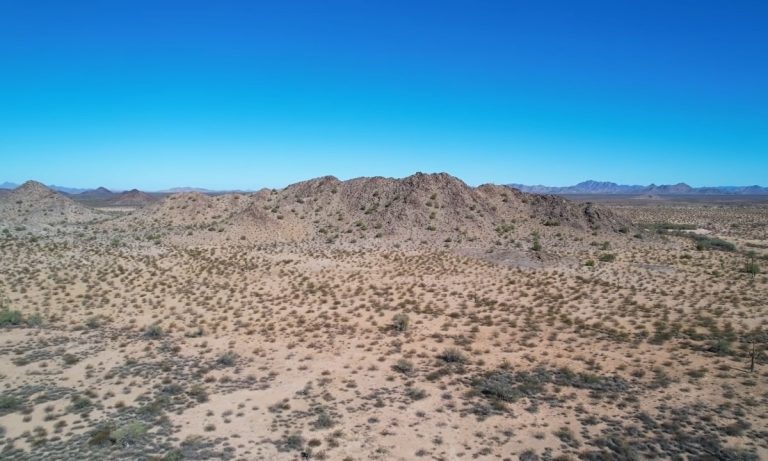 Rescatan a familia cubana abandonada por coyotes en desierto de México