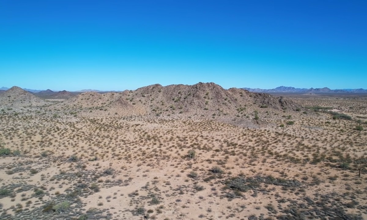 Rescatan a familia cubana abandonada por coyotes en desierto de México
