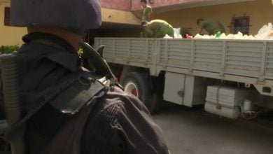 Imagen ilustrativa de las autoridades cubanas manejando drogas incautadas. (Captura de pantalla: CBS Miami-YouTube)