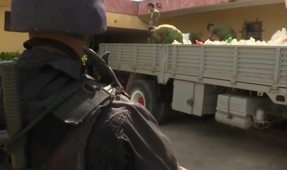 Imagen ilustrativa de las autoridades cubanas manejando drogas incautadas. (Captura de pantalla: CBS Miami-YouTube)