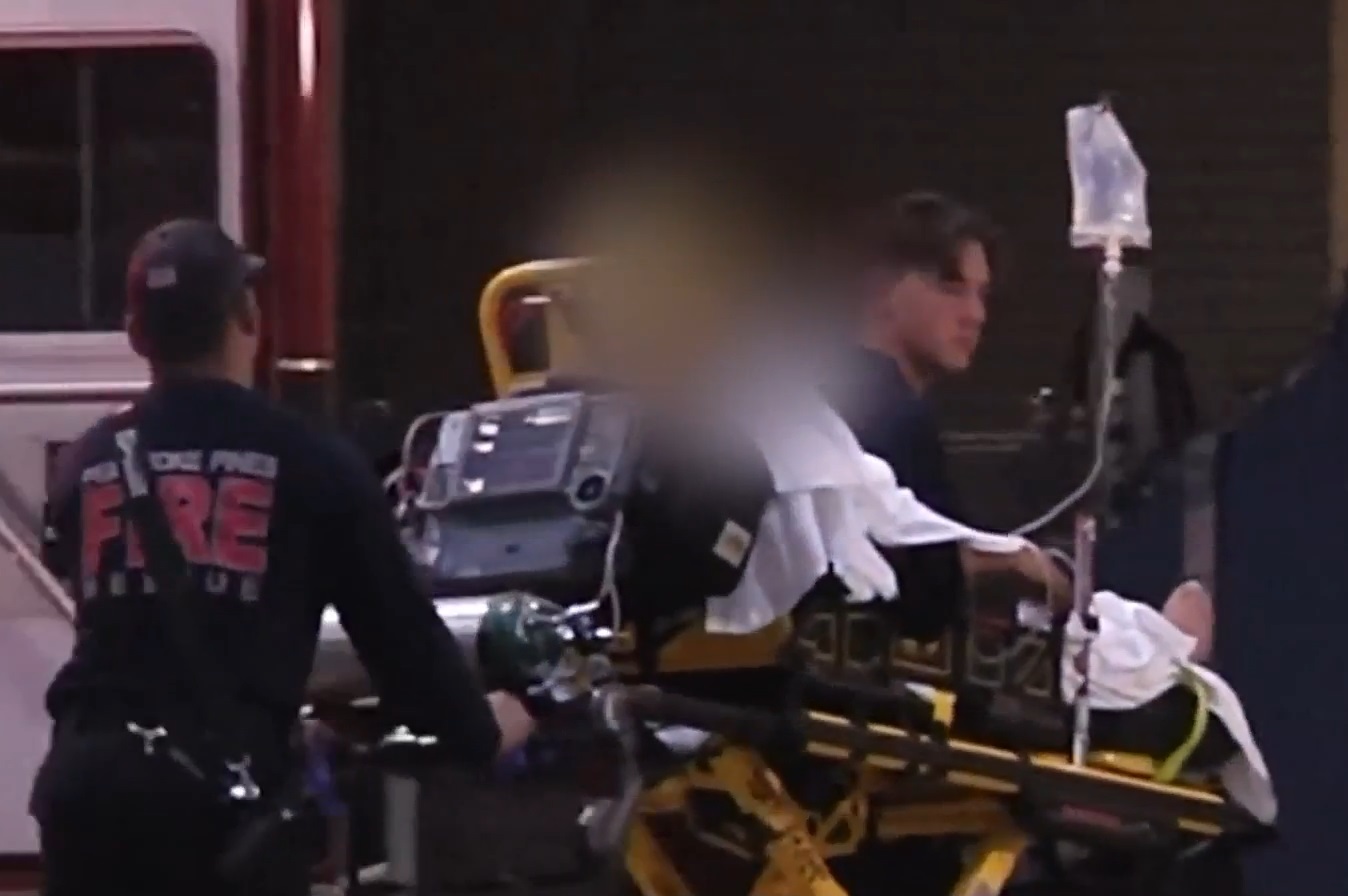 Menor siendo trasladado al hospital. (Captura de video: NBC Miami-Web)