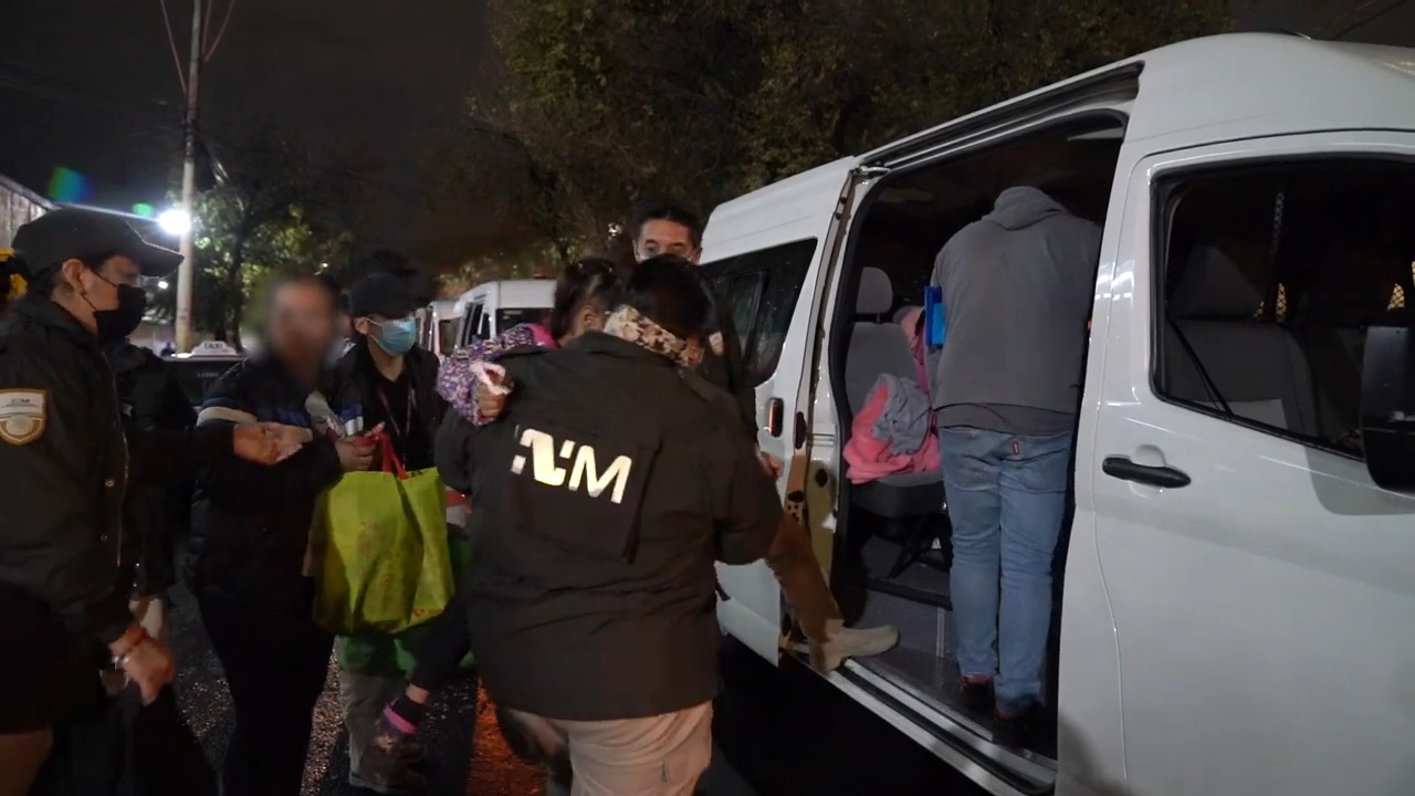 Imagen ilustrativa de migrantes siendo puestos bajo custodia del INM. (Captura de pantalla: INAMI Mx-YouTube)