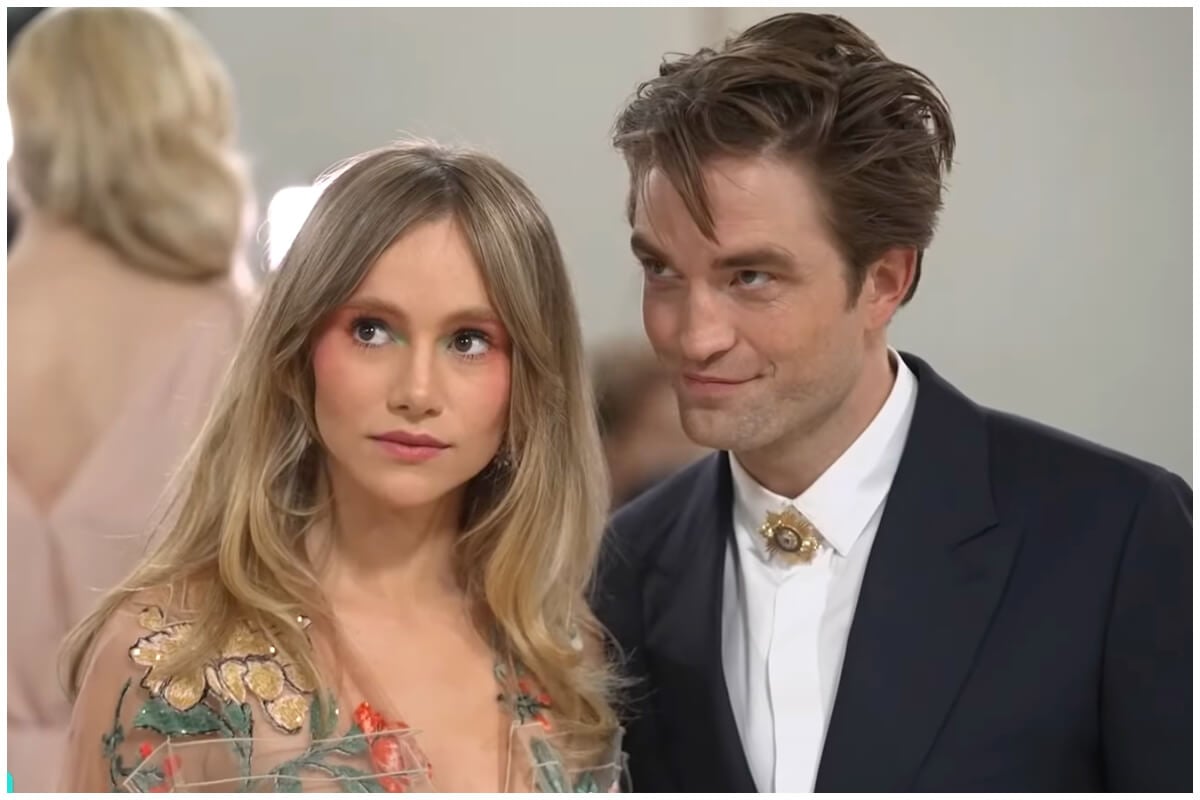 Robert Pattinson y Suki Waterhouse. (Captura de pantalla: Access Hollywood- YouTube)