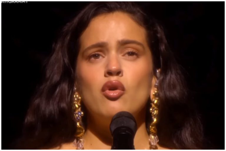 Rosalía canta sobre desamor frente a Rauw Alejandro en los Latin Grammy