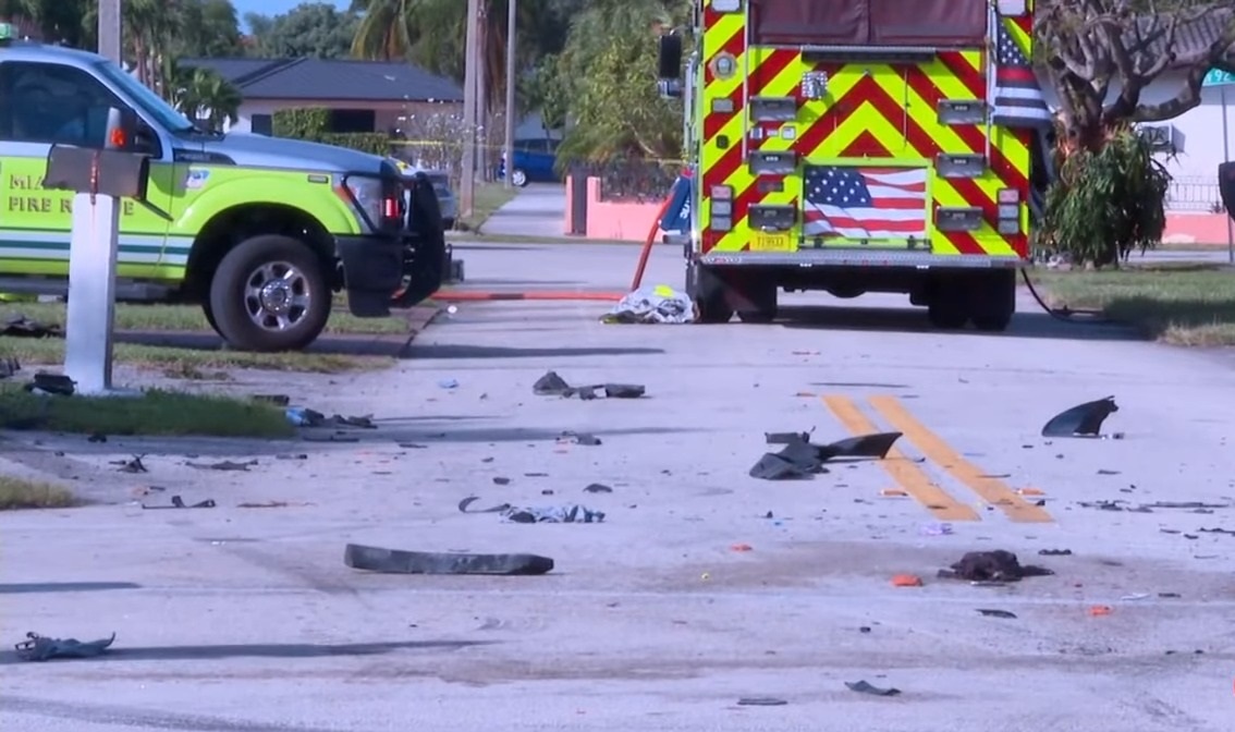 Dos jóvenes cubanos resultaron heridos tras accidente de tránsito en Miami-Dade. (Captura de pantalla © AmericaTeVe Miami-YouTube)