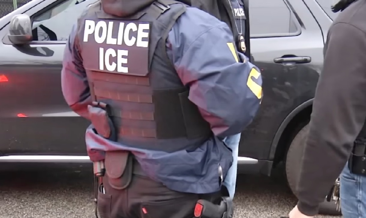 Imagen ilustrativa de agentes de ICE. (Captura de pantalla © NJ Spotlight News-YouTube)