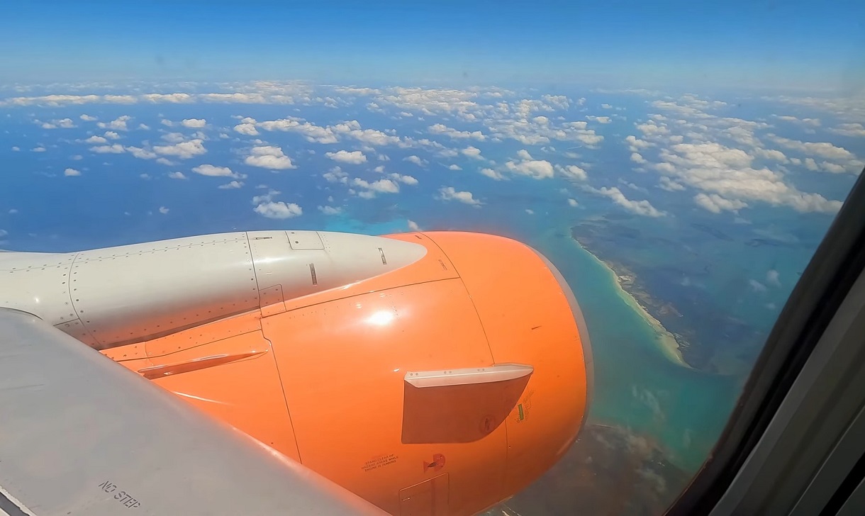 Imagen ilustrativa de un avión de Sunwing en pleno vuelo. (Captura de pantalla© My Trips-YouTube)