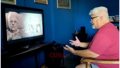 Carlos Massola viendo 'Plantadas'. (Captura de pantalla: © Noticias CubaNet Cuba- YouTube)