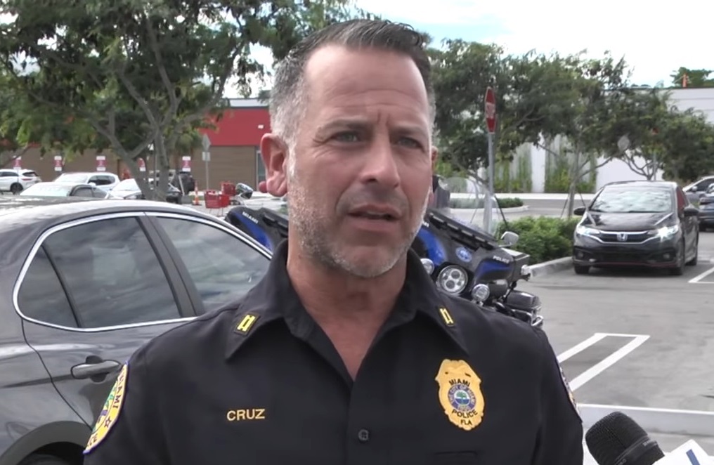 Freddie Cruz, capitán y vocero de la policía de Miami. (Captura de pantalla: AmericaTeVe Miami-YouTube)