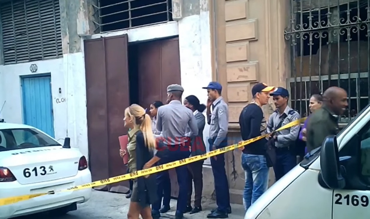 Imagen de las autoridades en la calle donde ocurrió el incendio. (Captura de pantalla © CubaNet Noticias-Facebook)