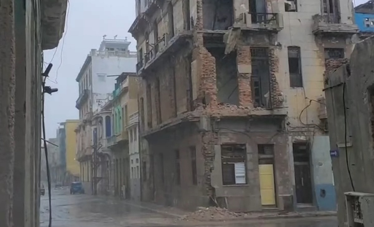 Los estragos por las lluvias continúan: La Habana sufre 28 derrumbes en 12 horas. (Captura de pantalla © Diario de Cuba-YouTube)