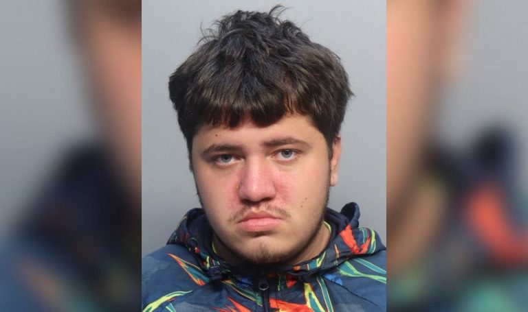 Joven cubano arrestado por apuñalar a una anciana en La Pequeña Habana