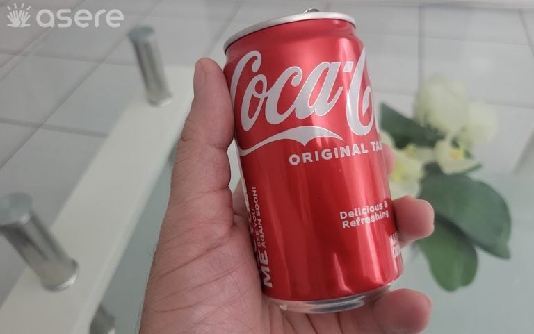 Retiran miles de latas de Coca-Cola por presencia de “material extraño”