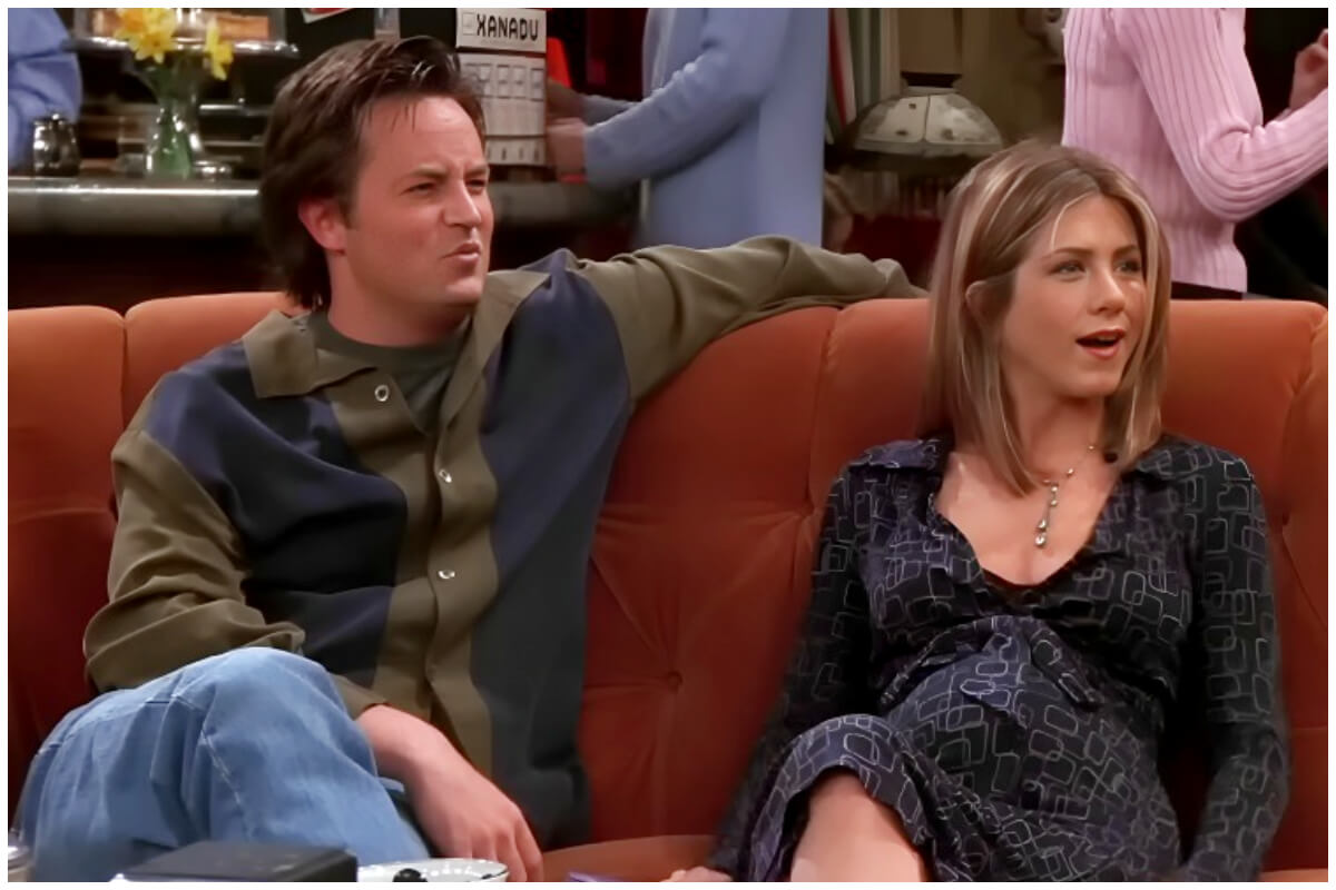 Matthew Perry como Chandler y Jennifer Aniston como Rachel en 'Friends'. (Captura de pantalla © Tu Cosmopolis- YouTube)