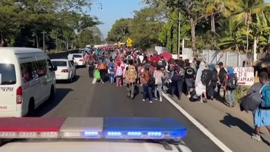 Caravana masiva de migrantes se mueve por México hacia EEUU. (Captura de pantalla © DW Español-YouTube)