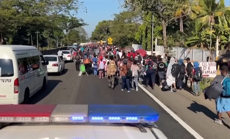 Caravana masiva de migrantes se mueve por México hacia EEUU