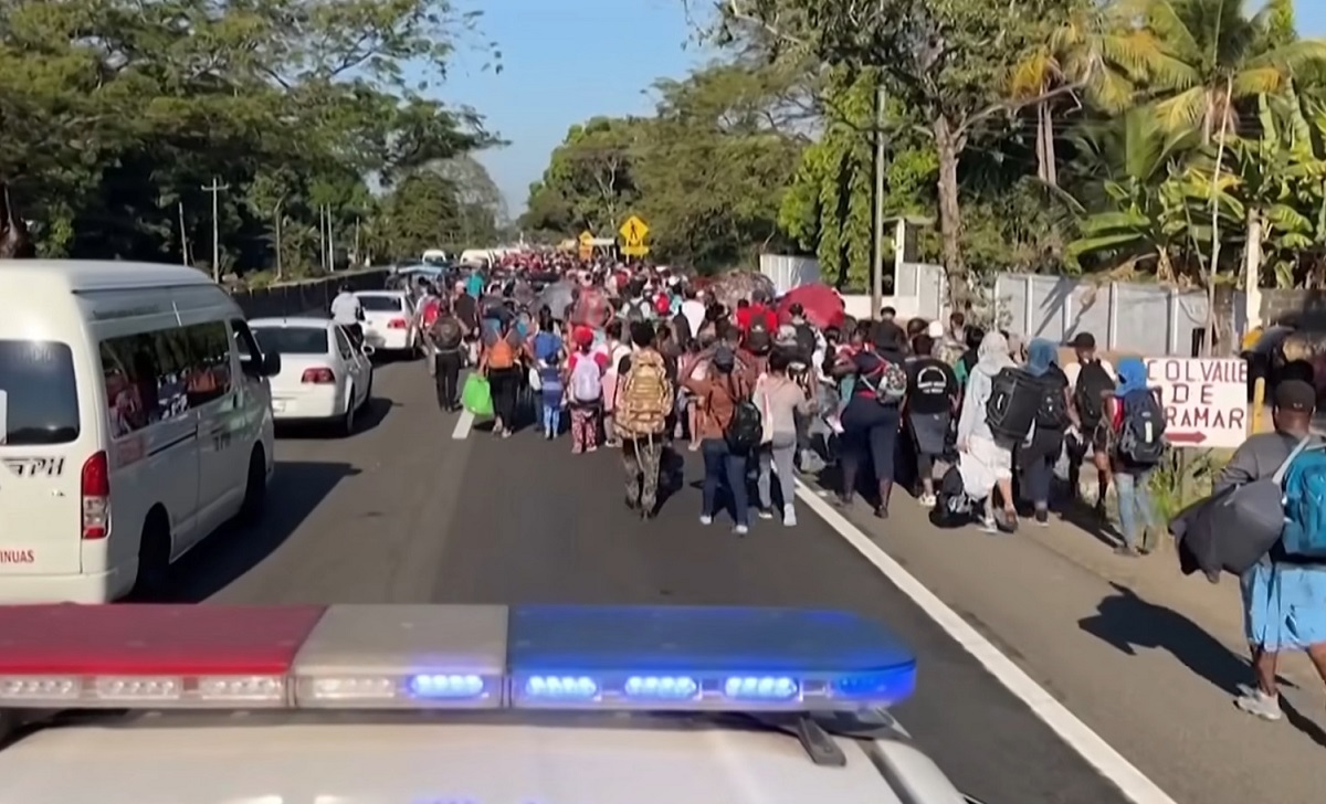 Caravana masiva de migrantes se mueve por México hacia EEUU. (Captura de pantalla © DW Español-YouTube)