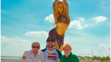 Padres de Shakira frente a su estatua en Barranquilla. (Foto © Shakira- Instagram)