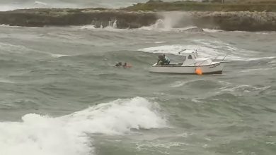 Mayabeque: pescadores son rescatados tras zozobrar en medio de una marejada. (Captura de pantalla © Jose Luis Guzman Cuza-Facebook)