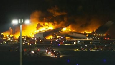 Japón: dos aviones chocaron en el aeropuerto de Tokio. (Captura de pantalla © RTVE Noticias-YouTube)