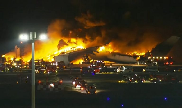 Japón: dos aviones chocaron en el aeropuerto de Tokio