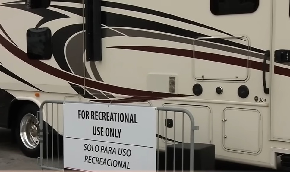 Imagen ilustrativa de una casa rodante en Hialeah. (Captura de pantalla © AmericaTeVe Miami-YouTube)
