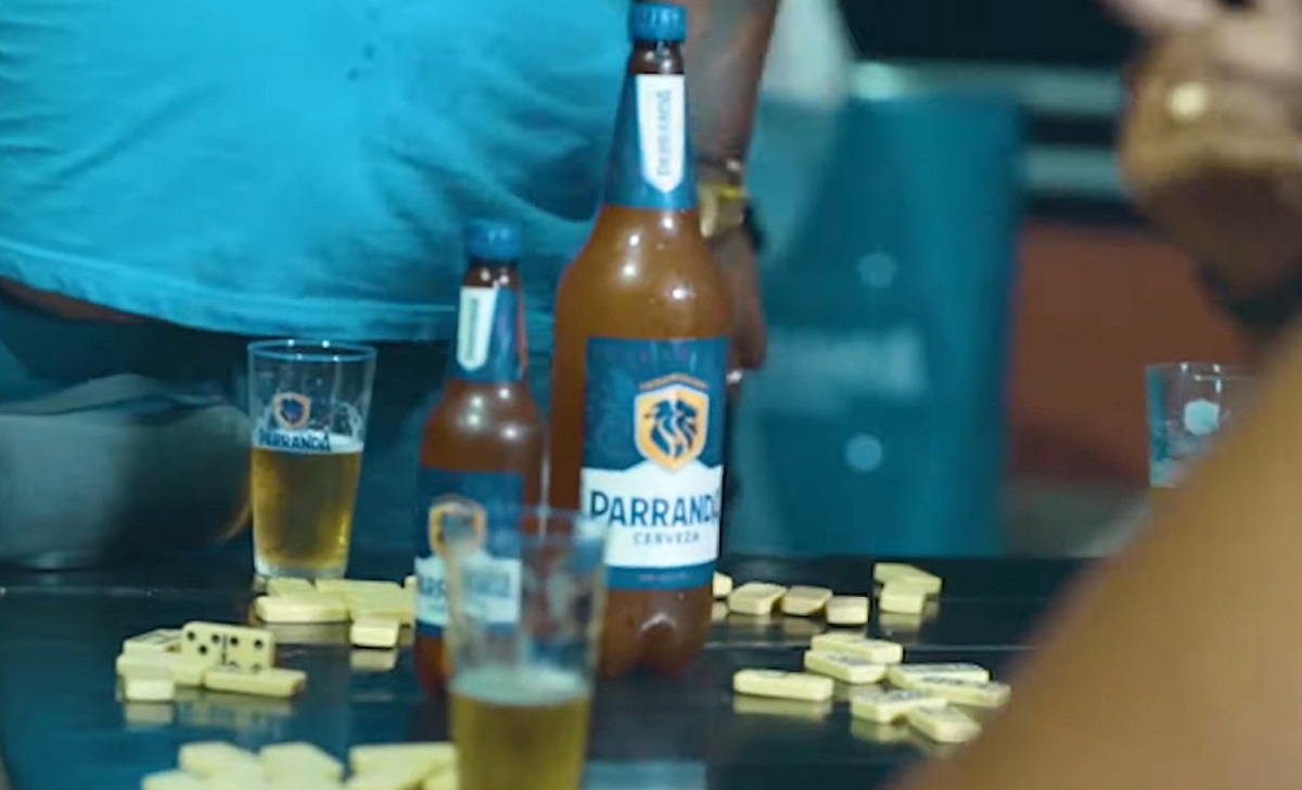 Botella de cerveza Parranda. (Captura de pantalla © Parranda Cerveza-YouTube)
