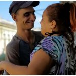 Cubana Yarelis y su esposo Raciel en video musical. (Captura de pantalla © Shark's Music Company- YouTube)