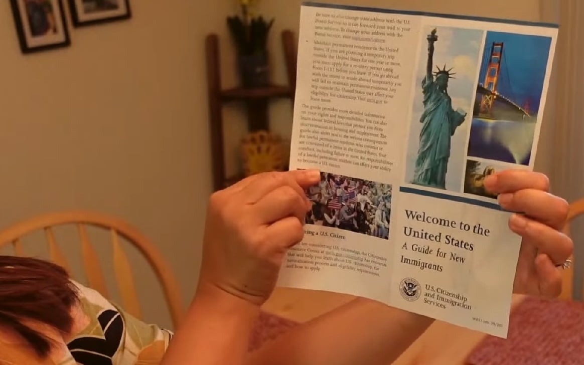 La Green Card es un documento muy anhelado por los migrantes. (Captura de pantalla © Inday Loray-YouTube)