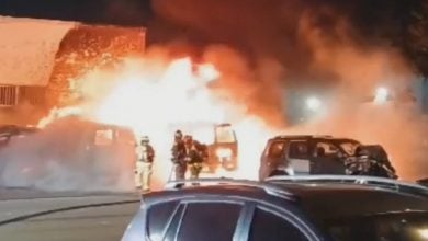 Un accidente de tránsito provocó un incendio en Hialeah. (Captura de pantalla © Telemundo 51-Web)