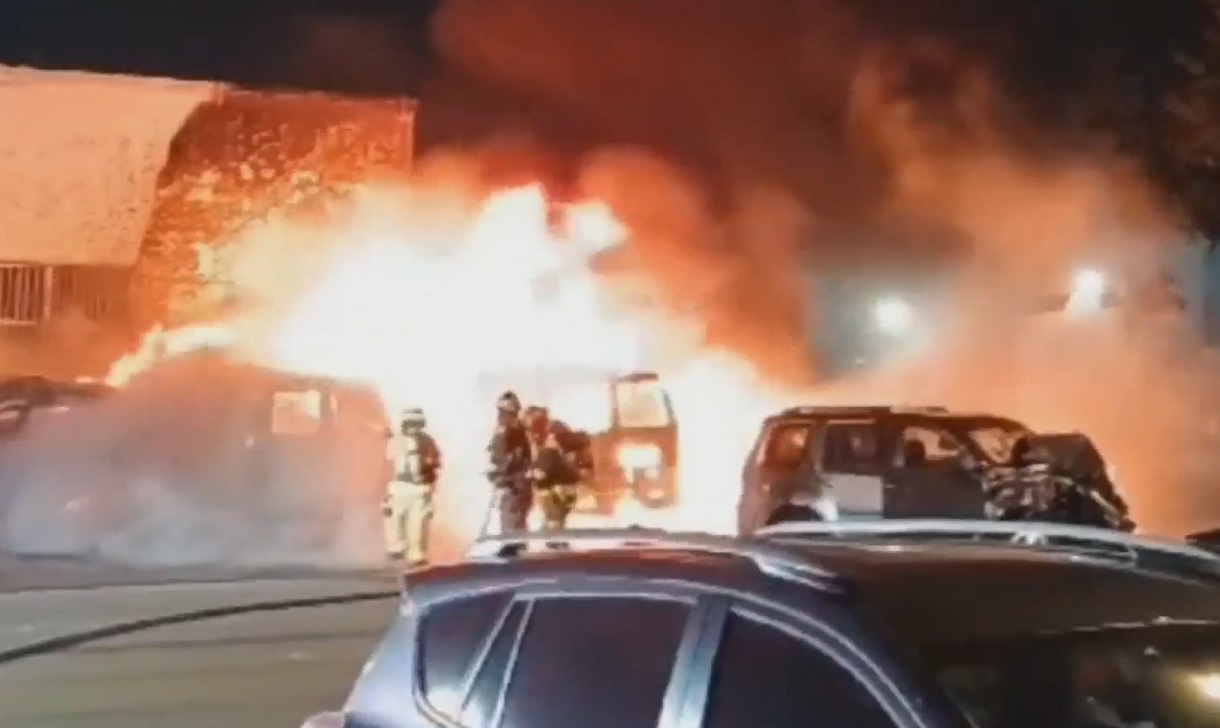 Un accidente de tránsito provocó un incendio en Hialeah. (Captura de pantalla © Telemundo 51-Web)