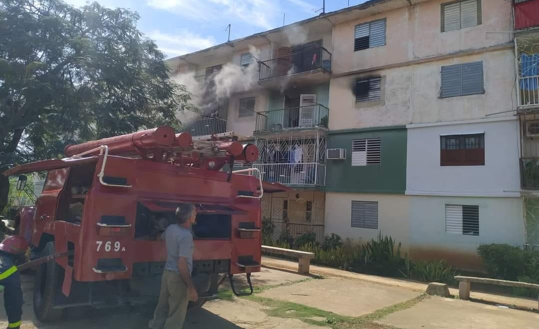 Cubano incendia apartamento de su expareja en Morón. (Foto © Leonel Iparraguirre González-Facebook)