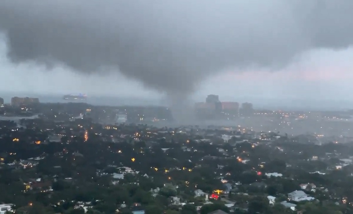 El fenómeno meteorológico derribó varios cables eléctricos. (Captura de pantalla © Craig Setzer, CCM-Twitter)