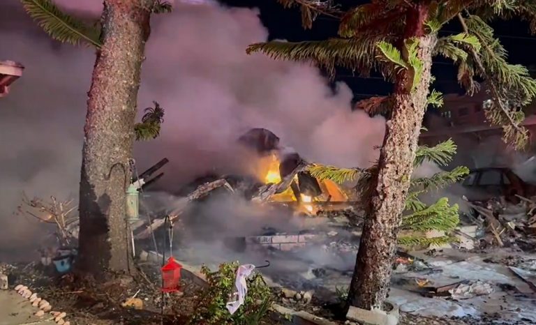 Avioneta se estrella en un parque de casas móviles en Florida